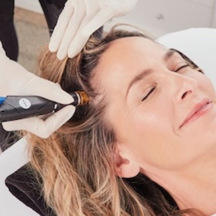 Haaruitval bij vrouwen en mannen: oorzaken, behandeling en hoe een Haarboostbehandeling helpt 